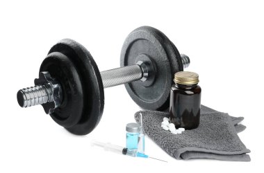 Beyaz arka planda farklı uyuşturucu, havlu ve spor malzemeleri var. Doping kontrolü