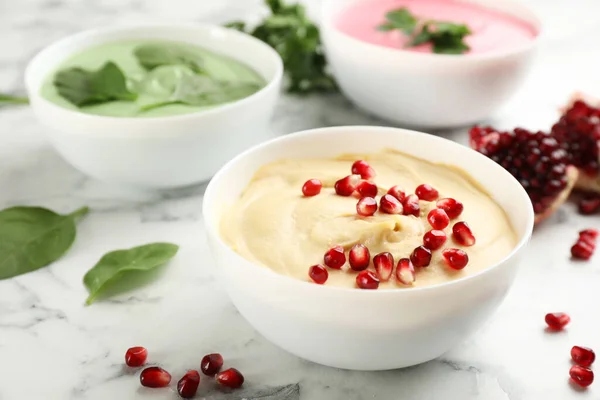 Schaal Van Heerlijke Klassieke Hummus Met Granaatappel Zaden Witte Marmeren — Stockfoto