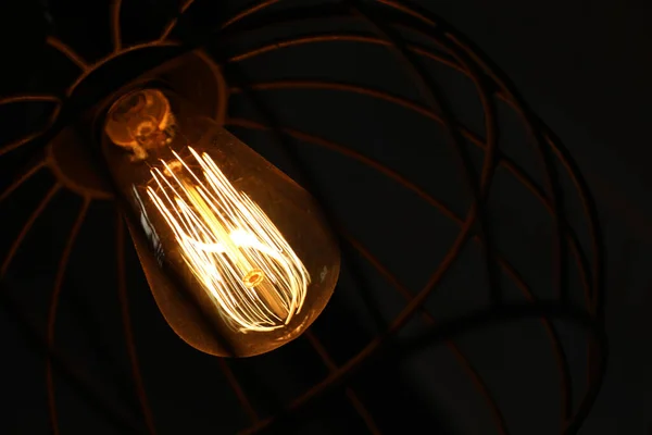 Stylová Kovová Přívěsová Lampa Edisonovou Žárovkou Uvnitř Detailní Záběr — Stock fotografie
