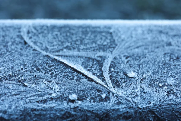 Plank Bedekt Met Mooie Vorst Wazig Achtergrond Close — Stockfoto