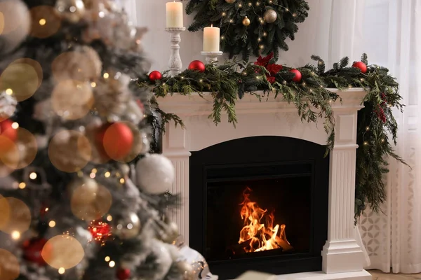 Habitación Con Chimenea Decorada Para Las Vacaciones Navidad Diseño Interiores —  Fotos de Stock