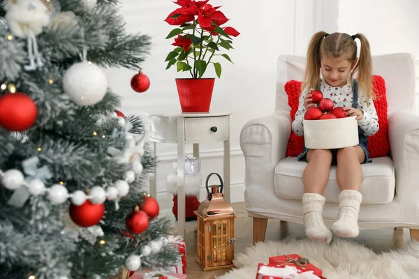 Roztomilá Holčička Krabicí Vánočních Míčků Doma — Stock fotografie