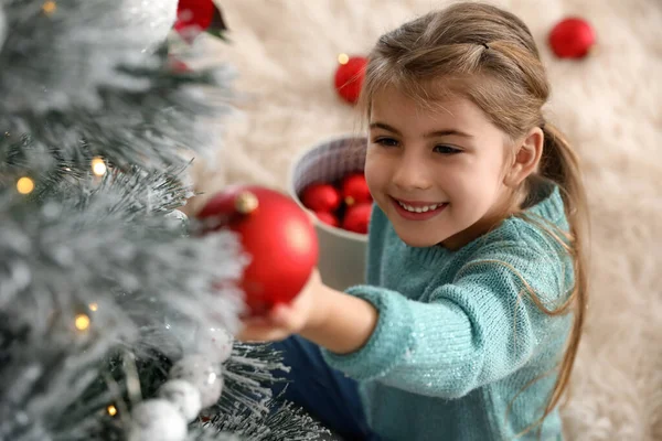Carino Bambina Decorazione Albero Natale Casa Sopra Vista — Foto Stock