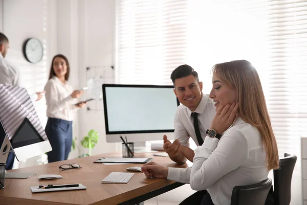 Man Flirt Met Zijn Collega Tijdens Zijn Werk Functie — Stockfoto