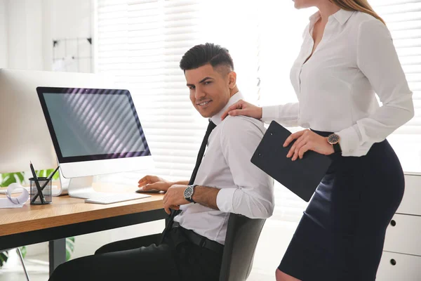 Mujer Joven Coqueteando Con Colega Durante Trabajo Oficina —  Fotos de Stock