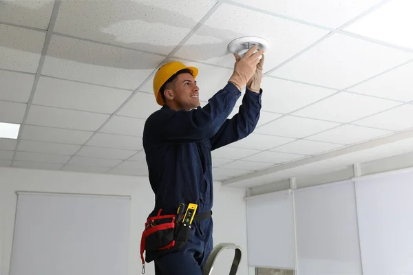 Eletricista Reparação Uniforme Lâmpada Teto Dentro Casa — Fotografia de Stock