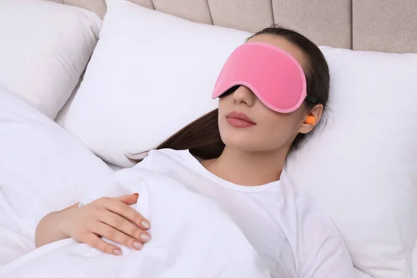 Mujer Joven Con Tapones Para Los Oídos Espuma Máscara Durmiendo —  Fotos de Stock