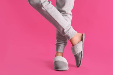 Pembe arka planda pofuduk terlikli kadın, yakın plan.