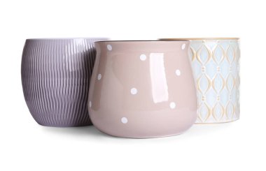 Beyaz arkaplanda farklı seramik saksılar