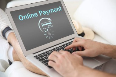 Çevrimiçi ödeme için dizüstü bilgisayar kullanan adam, yakın plan.