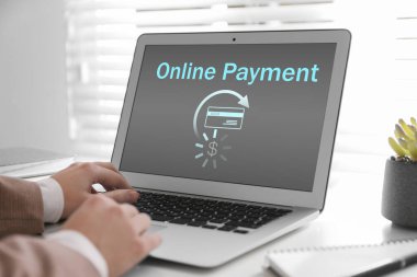 Bilgisayarı online ödeme için kullanan kadın, yakın plan.