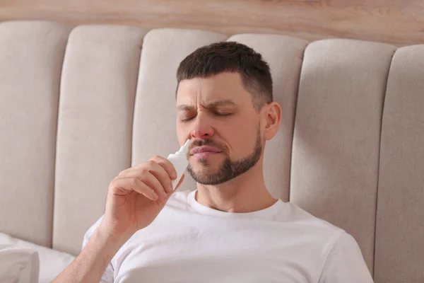 Homem Mau Usando Spray Nasal Cama Casa — Fotografia de Stock