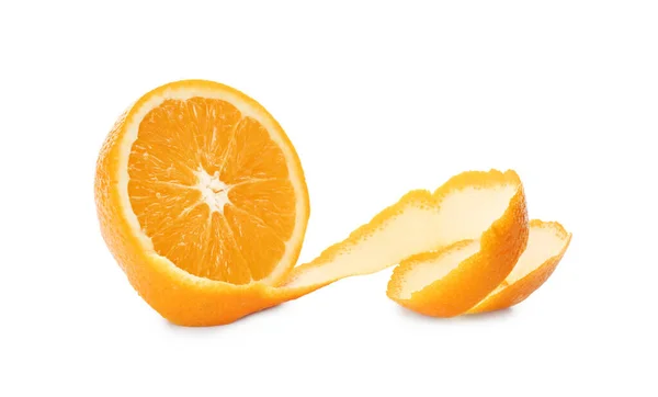 Beyaz Arka Planda Kabuğu Soyulmuş Portakal Meyvesinin Yarısı — Stok fotoğraf
