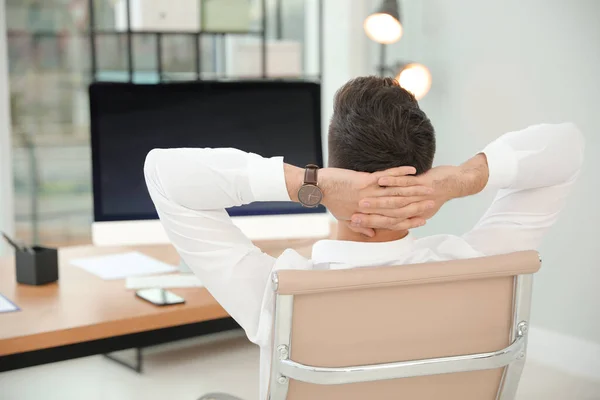 Joven Hombre Negocios Relajante Silla Oficina Lugar Trabajo Vista Trasera —  Fotos de Stock