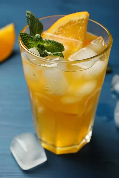 Köstliches Orangefarbenes Sodawasser Auf Blauem Holztisch — Stockfoto