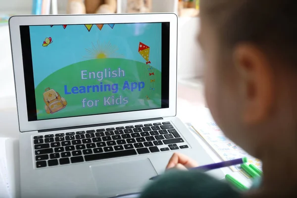 Mała Dziewczynka Ucząca Się Angielskiego Domu Lekcji Online Zbliżenie — Zdjęcie stockowe