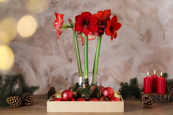 Güzel Kırmızı Amaryllis Çiçekleri Ahşap Masanın Üzerindeki Noel Süsü — Stok fotoğraf