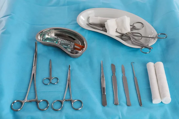 テーブルの上に異なる外科用器具のセット — ストック写真