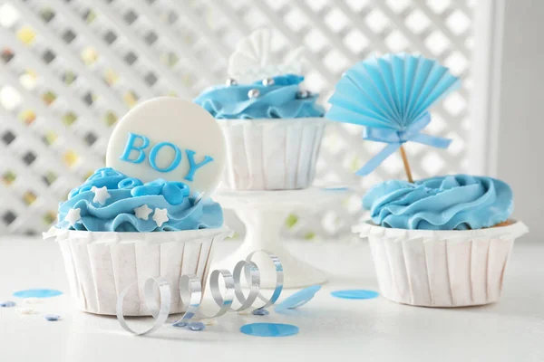 Läckra Muffins Med Ljusblå Grädde Och Toppar För Baby Shower — Stockfoto