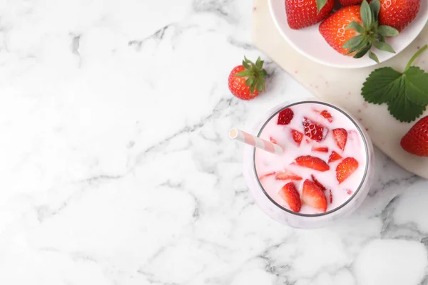 Deliciosa Bebida Con Fresas Mesa Mármol Blanco Puesta Plana Espacio — Foto de Stock