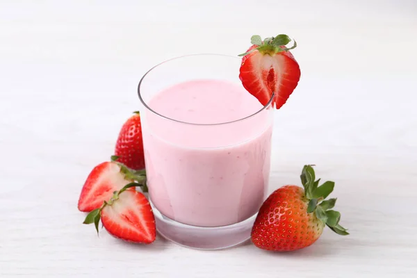 Leckeres Getränk Mit Erdbeeren Auf Weißem Tisch — Stockfoto