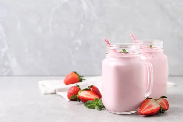 Deliciosa Bebida Con Fresas Mesa Ligera Espacio Para Texto — Foto de Stock