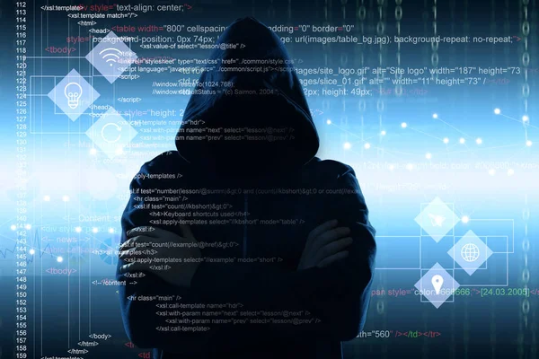 フードの男と暗黒の背景のデジタルコード サイバー攻撃の概念 — ストック写真