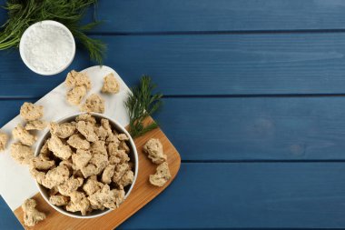 Mavi ahşap masada kurutulmuş soya etiyle düz bir bileşim vardı. Metin için boşluk