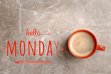 Bir fincan sıcak aromatik kahve ve cümle Merhaba Pazartesi mermer arka plan, üst manzara