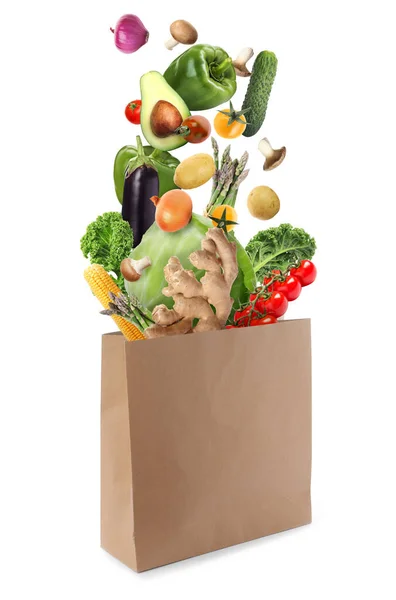 Papieren Zak Met Groenten Witte Achtergrond Vegetarisch Voedsel — Stockfoto