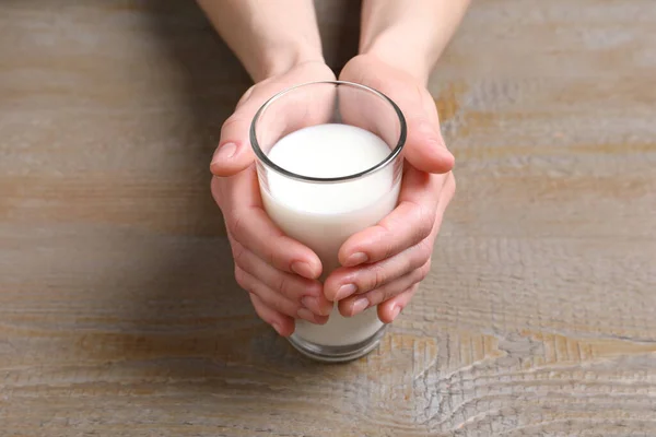 Kvinna Som Håller Glas Mjölk Vid Träbordet Närbild — Stockfoto