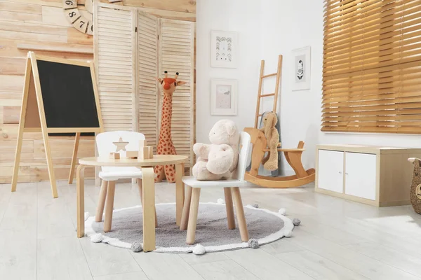 Παιδικό Δωμάτιο Εσωτερικό Κομψό Τραπέζι Καρέκλες Και Παιχνίδια — Φωτογραφία Αρχείου