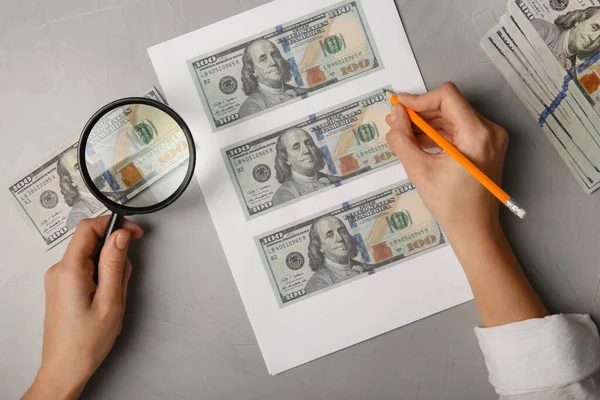 Sahtekar Gri Masada Kalemle Dolar Banknotları Çiziyor Sahte Para Kavramı — Stok fotoğraf