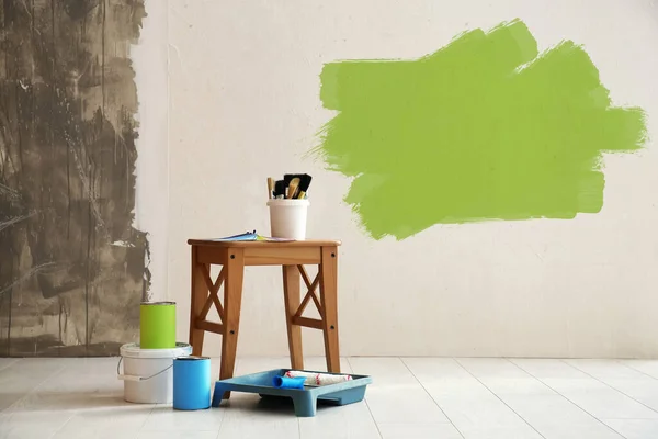 Conjunto Com Ferramentas Decorador Pintura Chão Perto Parede Branca — Fotografia de Stock