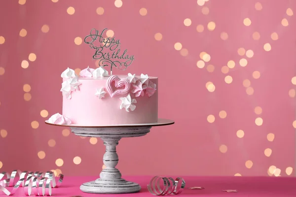 Kauniisti Sisustettu Syntymäpäiväkakku Vaaleanpunaisella Pöydällä Hämärtyneitä Juhlavaloja Vastaan Tilaa Tekstille — kuvapankkivalokuva
