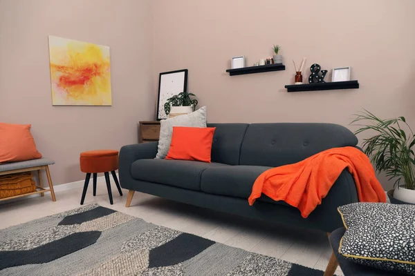 现代客厅内饰舒适的灰色沙发 — 图库照片