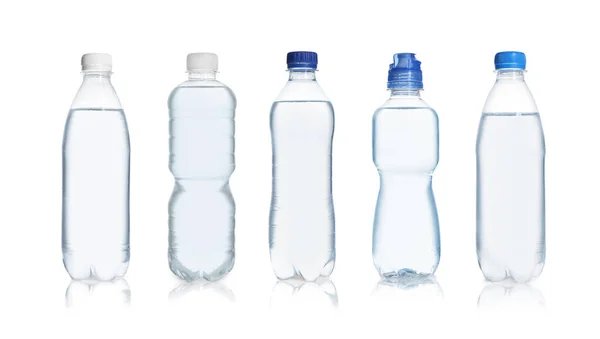 白い背景に純水の異なるボトルで設定します バナーデザイン — ストック写真
