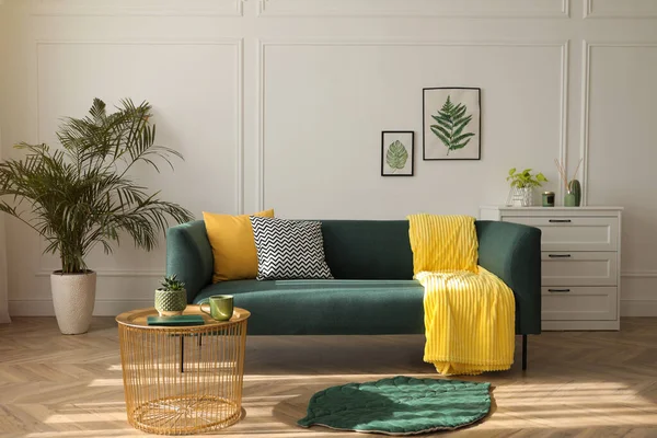 快適な緑のソファとスタイリッシュなリビングルームのインテリア — ストック写真