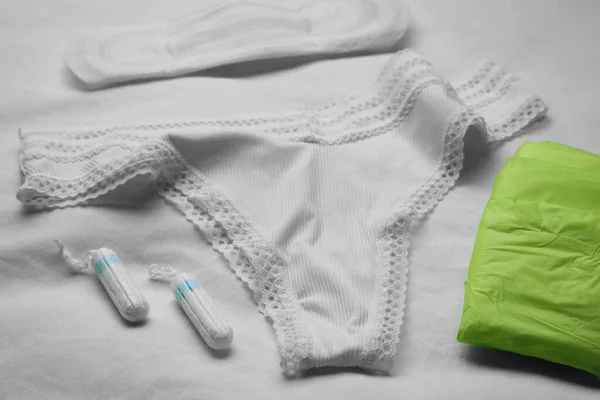 Bragas Almohadillas Menstruales Tampones Mujer Sobre Tela Blanca — Foto de Stock