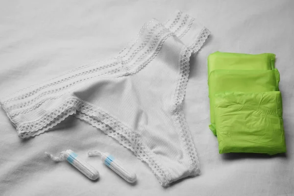 Bragas Almohadillas Menstruales Tampones Mujer Sobre Tela Blanca — Foto de Stock