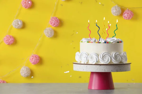 Bolo Aniversário Com Velas Acesas Mesa Perto Parede Amarela Espaço — Fotografia de Stock