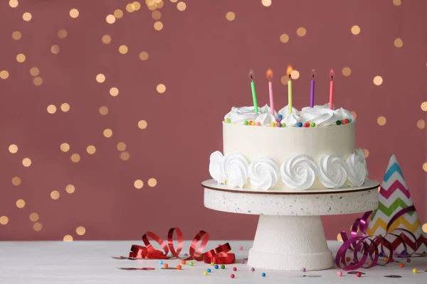 Verjaardagstaart Met Brandende Kaarsen Decor Witte Tafel Tegen Wazig Feestelijk — Stockfoto