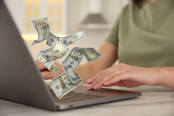 온라인으로 돈벌고 위에서 노트북을 사용하고 달러를 날리는 여성의 — 스톡 사진
