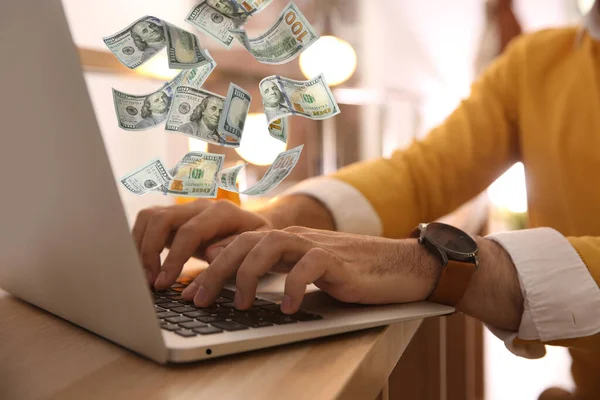 Βγάζω Λεφτά Στο Διαδίκτυο Closeup Άποψη Του Ανθρώπου Που Χρησιμοποιούν — Φωτογραφία Αρχείου