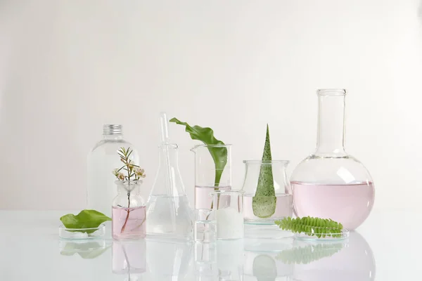 Ingredientes Naturales Cristalería Laboratorio Para Productos Cosméticos Orgánicos Sobre Mesa —  Fotos de Stock