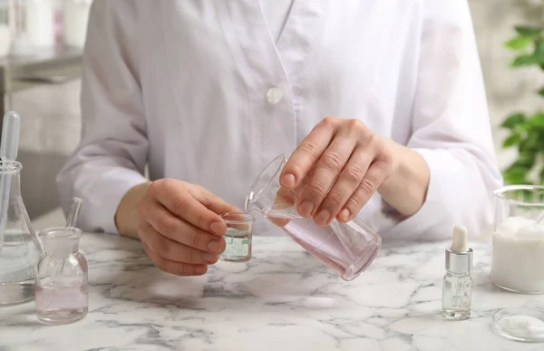 Científico Prueba Productos Cosméticos Mesa Mármol Blanco Laboratorio Primer Plano — Foto de Stock