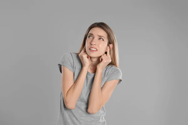 Emotional Young Woman Covering Her Ears Fingers Grey Background — Stock Photo, Image