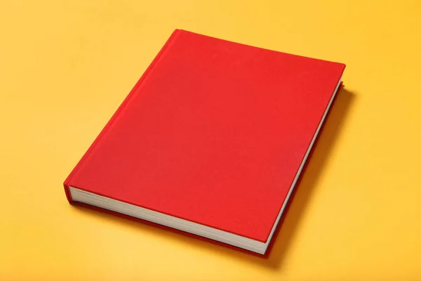 Livro Com Capa Vermelha Sobre Fundo Amarelo — Fotografia de Stock