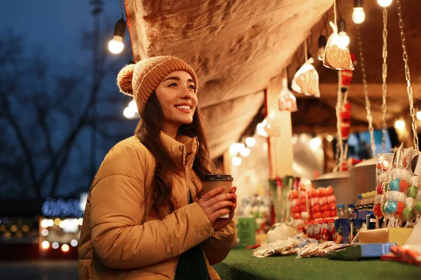 Fiatal Egy Csésze Forró Itallal Időt Tölt Karácsonyi Vásáron Hely — Stock Fotó