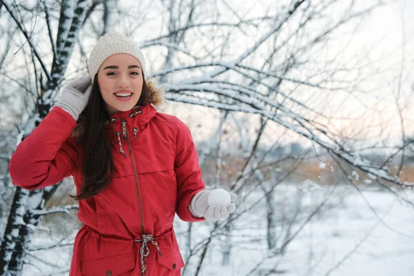 Ung Kvinna Som Håller Snöboll Utomhus Vinterdagen Plats För Text — Stockfoto